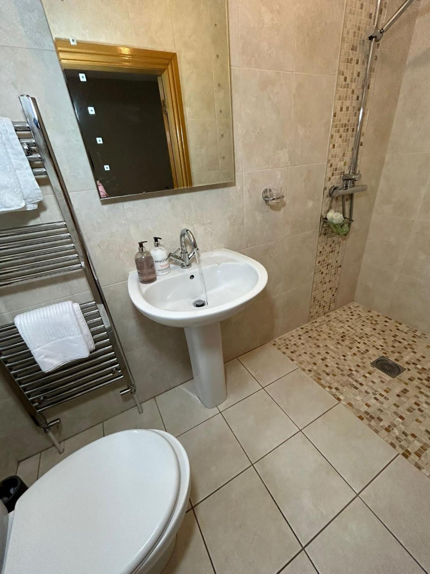 Dunhill Cottage B&B Хилсбъро Стая снимка