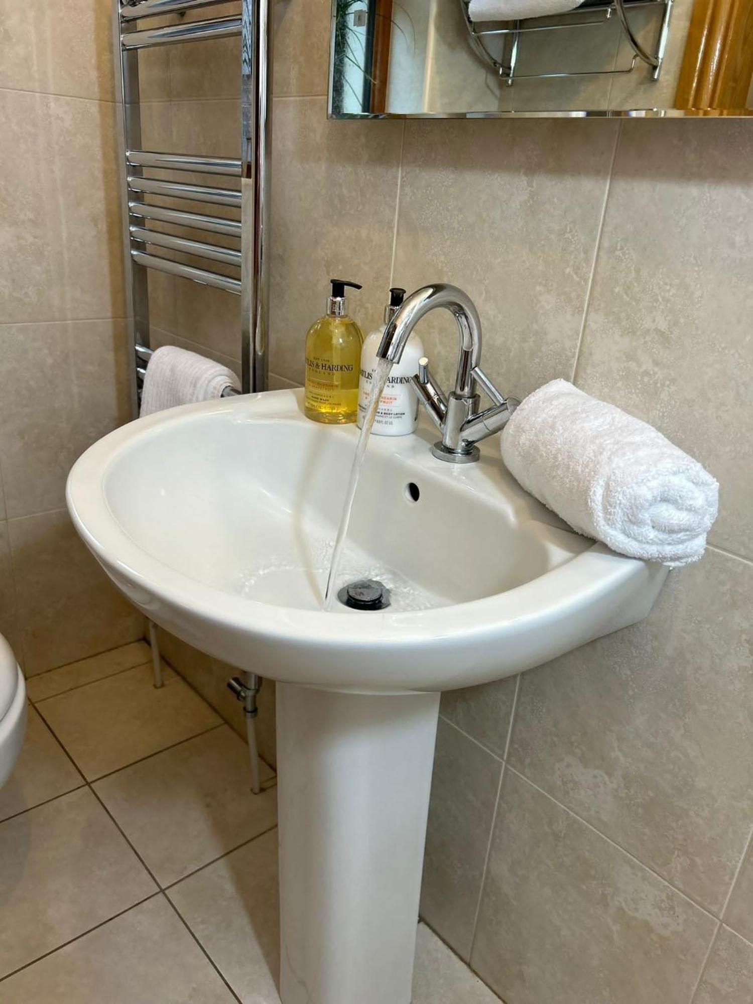 Dunhill Cottage B&B Хилсбъро Стая снимка